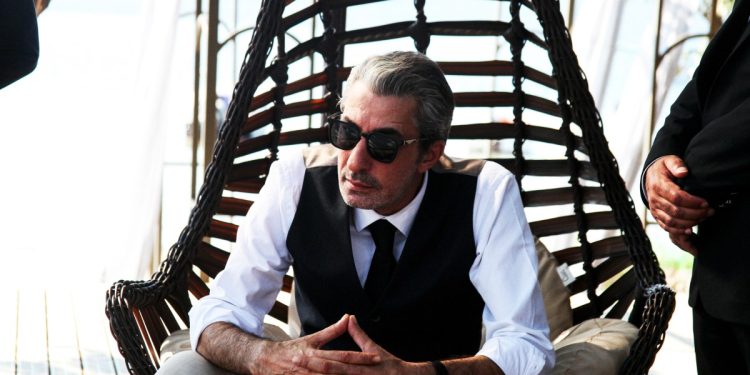 Erkan Petekkaya ilk kez absürt komedide 1 Erkan Petekkaya ilk kez absürt komedide