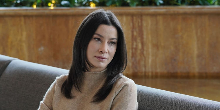 Bölüm (Son Bölüm) Kızılcık Şerbeti'nin son bölümünde (43. Bölüm); Alev ve Abdullah'ın bir gece ortadan kaybolması ve sonrasında ilişkilerini deklare etmeleri her iki aileye de bomba gibi düşer. Artık hiçbir şey eskisi gibi olmayacaktır. 1 Bölüm (Son Bölüm) Kızılcık Şerbeti’nin son bölümünde (43. Bölüm); Alev ve Abdullah’ın bir gece ortadan kaybolması ve sonrasında ilişkilerini deklare etmeleri her iki aileye de bomba gibi düşer. Artık hiçbir şey eskisi gibi olmayacaktır.