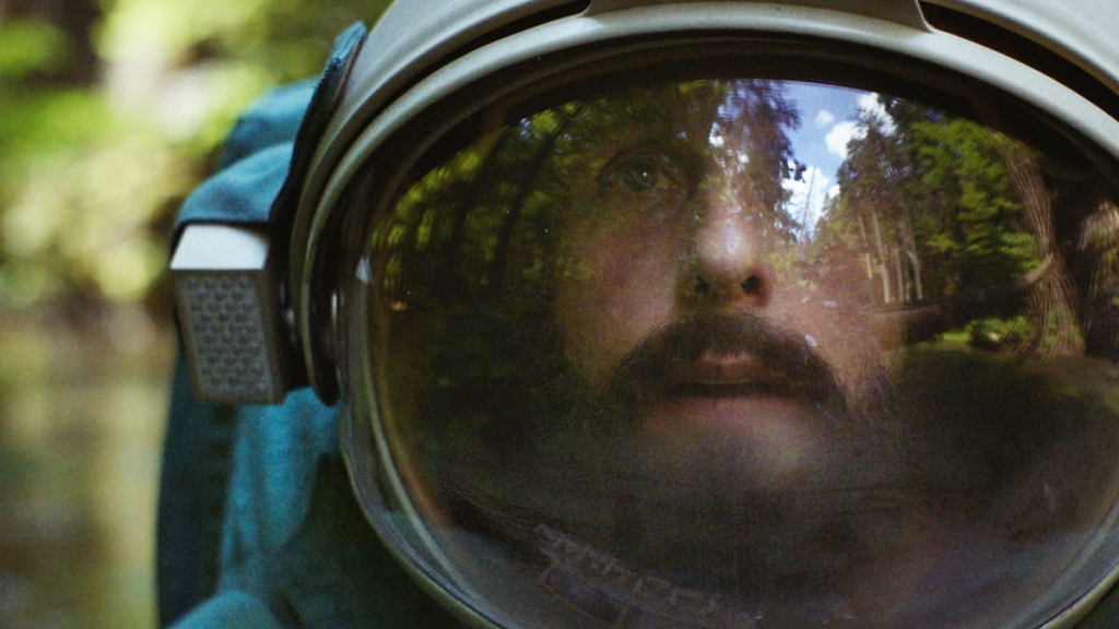 Netflix, Adam Sandler'ın "Spaceman" Dizisinin İlk Fragmanını ve Yayın Tarihini Yayınladı