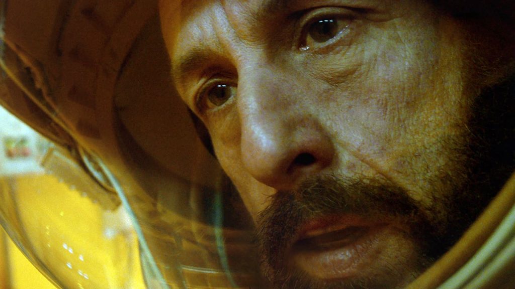 Netflix, Adam Sandler'ın "Spaceman" Dizisinin İlk Fragmanını ve Yayın Tarihini Yayınladı