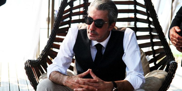 ERKAN PETEKKAYA HAYRANLARI OYUNCUNUN İLK ABSÜRT KOMEDİ PROJESİNE ŞAŞIRACAK 1 ERKAN PETEKKAYA HAYRANLARI OYUNCUNUN İLK ABSÜRT KOMEDİ PROJESİNE ŞAŞIRACAK