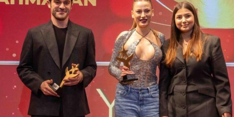 ŞAHMARAN DİZİSİ BURAK DENİZ İLE SERENAY SARIKAYA’YA BİR KEZ DAHA MUTLULUK YAŞATTI! 1 ŞAHMARAN DİZİSİ BURAK DENİZ İLE SERENAY SARIKAYA’YA BİR KEZ DAHA MUTLULUK YAŞATTI!