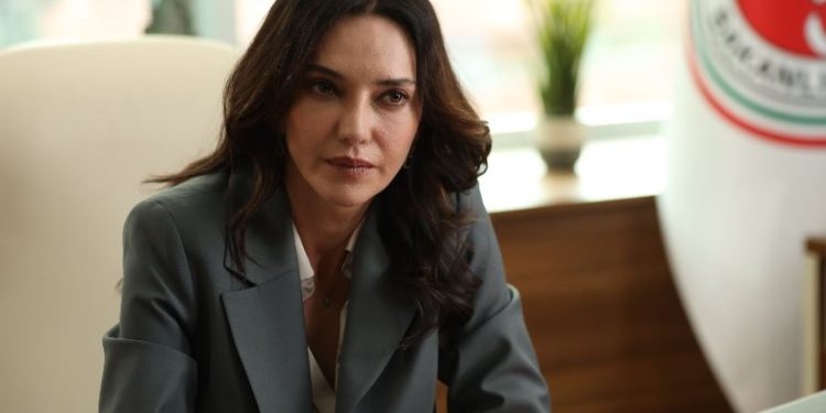 HANDE ATAİZİ YENİ DİZİSİNDEKİ SAVCI ROLÜNÜ ÇOK SEVDİ, BÜYÜK HEYECAN YAŞIYOR!