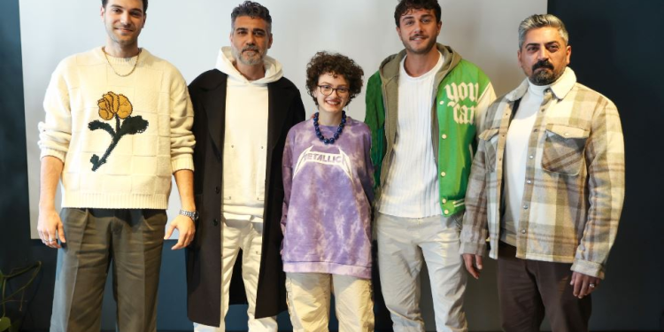 YANDAKİ ODA NASIL BİR DİZİ, OYUNCU KADROSU, HİKAYESİ VE TÜM DETAYLARI!