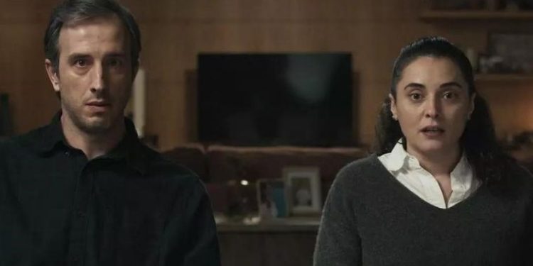 Kuvvetli Bir Alkış dizisinin konusu ne? Kuvvetli Bir Alkış dizisinin oyuncuları kim? Kuvvetli Bir Alkış dizisi ne zaman başlayacak?