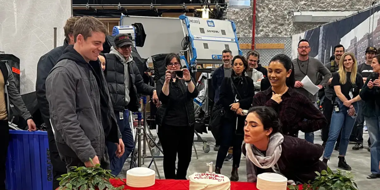 'The Night Agent' Ekibi, Dizi Başlarken Yeni Sezon 2'nin Kamera Arkası Fotoğraflarını Paylaşıyor 1 ‘The Night Agent’ Ekibi, Dizi Başlarken Yeni Sezon 2’nin Kamera Arkası Fotoğraflarını Paylaşıyor