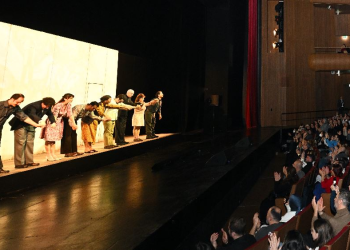 DEMET AKBAĞ VE SALİH BADEMCİ’NİN BAŞROLÜNDEKİ AYDINLIKEVLER TİYATRO OYUNU İZLEYİCİLERİ KENDİSİNE HAYRAN BIRAKTI