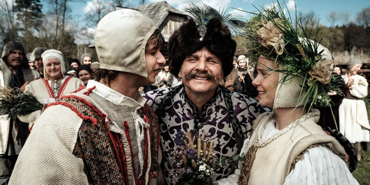 Netflix, Polonya Komedi Dizisi '1670'i 2. Sezon İçin Yeniledi Polonya komedi dizisi 2025'te geri dönecek. 1 Netflix, Polonya Komedi Dizisi ‘1670’i 2. Sezon İçin Yeniledi Polonya komedi dizisi 2025’te geri dönecek.