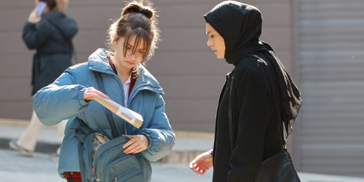 KIZIL GONCALAR DİZİSİ 9. YENİ BÖLÜMDE ZEYNEP’İ BEKLEYEN YENİ TEHLİKELER! 1 KIZIL GONCALAR DİZİSİ 9. YENİ BÖLÜMDE ZEYNEP’İ BEKLEYEN YENİ TEHLİKELER!