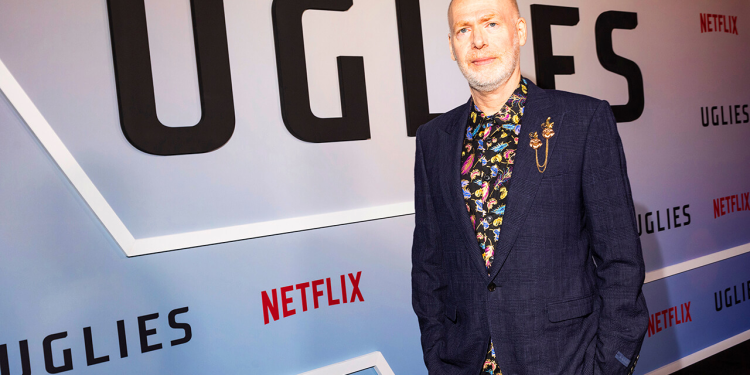 Scott Westerfeld, Netflix’teki ‘Çirkinler’ Başarısı, Yeni Sesli Kitap ve Yaklaşan Leviathan Uyarlaması Hakkında Film, 47,6 milyon izlenme sayısına ulaşarak iki haftadır Netflix’in küresel en iyi 10 listesinde yer alıyor.