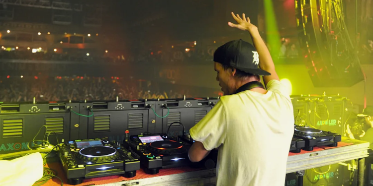 ‘Avicii: Son Gösterim’ merhum DJ’in son performansını sergiliyor