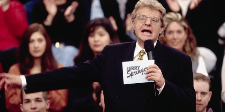 Jerry Springer'ın Maskesi Düşüyor: Netflix bize dizinin ardındaki zaferleri ve kargaşaları sunuyor 1 Jerry Springer’ın Maskesi Düşüyor: Netflix bize dizinin ardındaki zaferleri ve kargaşaları sunuyor