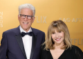 Ted Danson bir şekilde Mary Steenburgen’ı ‘A Man on the Inside’ 2. Sezonuna ikna ediyor
