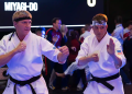 Hayranların Çekeceği 'Cobra Kai' Belgeseli Yapım Aşamasında ve 2026'da Geliyor Hayran yapımı belgeselde yaratıcıların ve oyuncu kadrosunun büyük bir kısmının katkısı var. 28 Hayranların Çekeceği ‘Cobra Kai’ Belgeseli Yapım Aşamasında ve 2026’da Geliyor Hayran yapımı belgeselde yaratıcıların ve oyuncu kadrosunun büyük bir kısmının katkısı var.