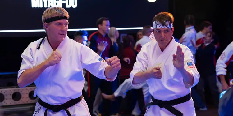 Hayranların Çekeceği 'Cobra Kai' Belgeseli Yapım Aşamasında ve 2026'da Geliyor Hayran yapımı belgeselde yaratıcıların ve oyuncu kadrosunun büyük bir kısmının katkısı var. 1 Hayranların Çekeceği ‘Cobra Kai’ Belgeseli Yapım Aşamasında ve 2026’da Geliyor Hayran yapımı belgeselde yaratıcıların ve oyuncu kadrosunun büyük bir kısmının katkısı var.