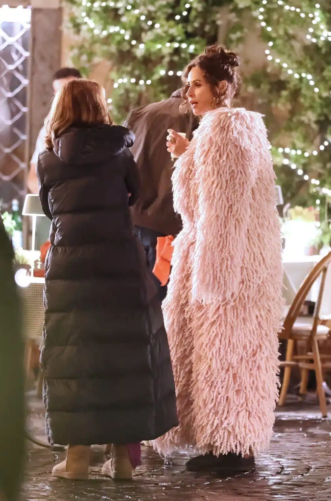 Minnie Driver, 'Emily in Paris' 5. Sezon Oyuncu Kadrosuna Katıldı: Özel Yeni Set Fotoğraflarına Bakın 7 Minnie Driver, 'Emily in Paris' 5. Sezon Oyuncu Kadrosuna Katıldı: Özel Yeni Set Fotoğraflarına Bakın