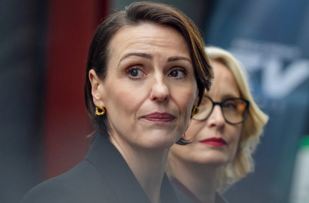 Suranne Jones ve Julie Delpy'nin Netflix Dizisi 'Rehine': Bilmeniz Gereken Her Şey 5 Suranne Jones ve Julie Delpy'nin Netflix Dizisi 'Rehine': Bilmeniz Gereken Her Şey