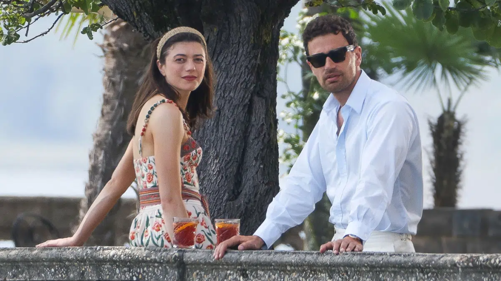 Netflix'in 'The Gentlemen' Dizisi 2. Sezon İçin İtalya ve Maggiore Gölü'nde Yoğun Çekim Yapıyor 2 Netflix'in 'The Gentlemen' Dizisi 2. Sezon İçin İtalya ve Maggiore Gölü'nde Yoğun Çekim Yapıyor