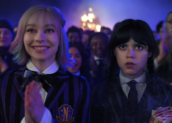 Jenna Ortega, Tim Burton ve 'Wednesday' Ekibi 2. Sezon 1. Cildi Tanıtıyor 5 Jenna Ortega, Tim Burton ve ‘Wednesday’ Ekibi 2. Sezon 1. Cildi Tanıtıyor