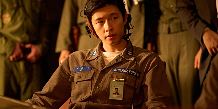 ‘İyi Haberler’ Film İncelemesi: Netflix Kore Gerilim Filmi, 1970’lerdeki Bir Uçak Kaçırma Olayını Vahşi Bir Politik Komediye Dönüştürüyor