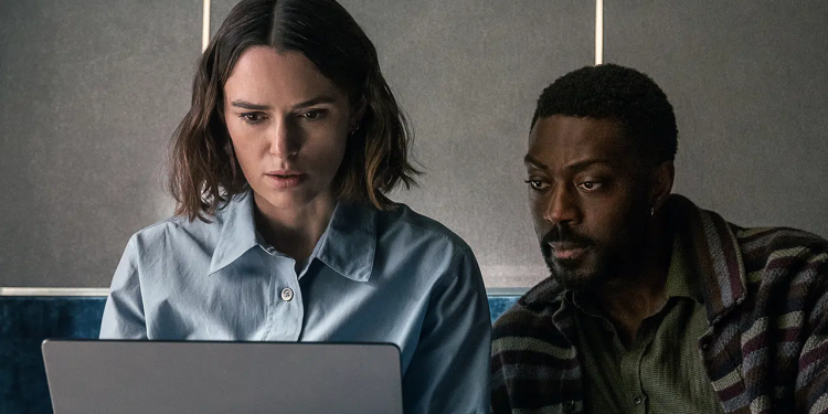 ’10 Numaralı Kulübedeki Kadın’ İncelemesi: Keira Knightley Parlak Ama İçi Boş Bir Netflix Gerilim Filminin Temellerini Atıyor