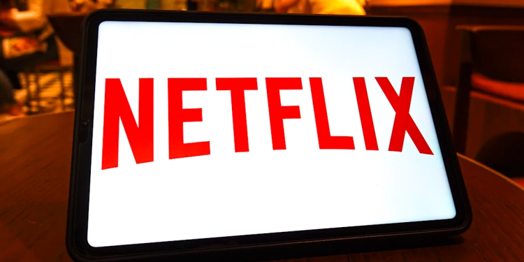 Netflix, yaz aylarındaki sürpriz hit dizisinin 2. sezon için büyük haberini doğruladı 1 Netflix, yaz aylarındaki sürpriz hit dizisinin 2. sezon için büyük haberini doğruladı