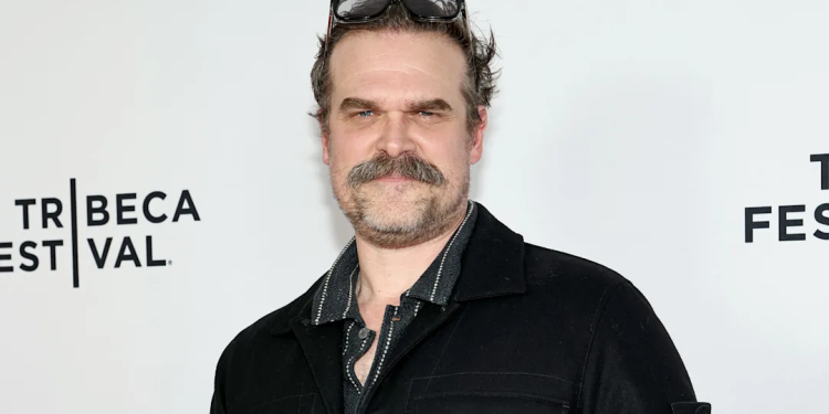 David Harbor, oyuncu kadrosuyla ilgili drama söylentileri arasında Stranger Things 5'in gala etkinliğine katıldı 1 David Harbor, oyuncu kadrosuyla ilgili drama söylentileri arasında Stranger Things 5’in gala etkinliğine katıldı