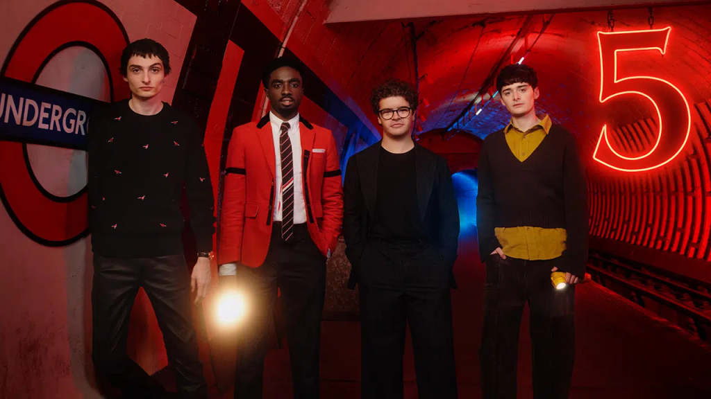 "Acımasız ve Sinematik": Hayranlar 'Stranger Things' 5. Sezon 1. Bölüm Hakkında İlk Tepkilerini Paylaştı 2 "Acımasız ve Sinematik": Hayranlar 'Stranger Things' 5. Sezon 1. Bölüm Hakkında İlk Tepkilerini Paylaştı