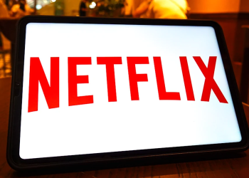 Netflix, yaz aylarındaki sürpriz hit dizisinin 2. sezon için büyük haberini doğruladı