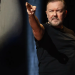 Netflix, Ricky Gervais'in Mortality Adlı Bir Sonraki Stand-up Özel Gösterisinin Yayın Tarihini Belirledi 19 Netflix, Ricky Gervais’in Mortality Adlı Bir Sonraki Stand-up Özel Gösterisinin Yayın Tarihini Belirledi