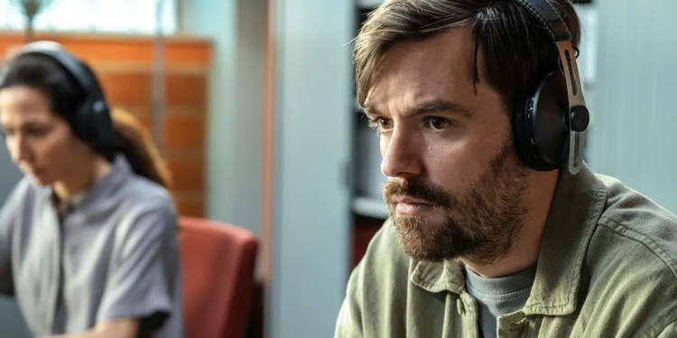 Netflix, gerçek bir görme engelli polis dedektifinden esinlenerek hazırlanan Hollanda yapımı polisiye dizi 'Blind Sherlock'un Ocak ayında yayınlanacağını duyurdu. 1 Netflix, gerçek bir görme engelli polis dedektifinden esinlenerek hazırlanan Hollanda yapımı polisiye dizi ‘Blind Sherlock’un Ocak ayında yayınlanacağını duyurdu.