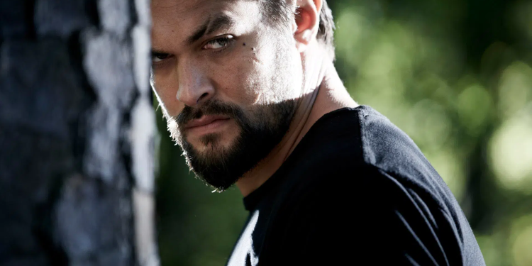 Jason Momoa'nın başrolünde olduğu 'The Red Road' dizisi altı yıllık bir aradan sonra Netflix'e geri dönüyor. 1 Jason Momoa’nın başrolünde olduğu ‘The Red Road’ dizisi altı yıllık bir aradan sonra Netflix’e geri dönüyor.