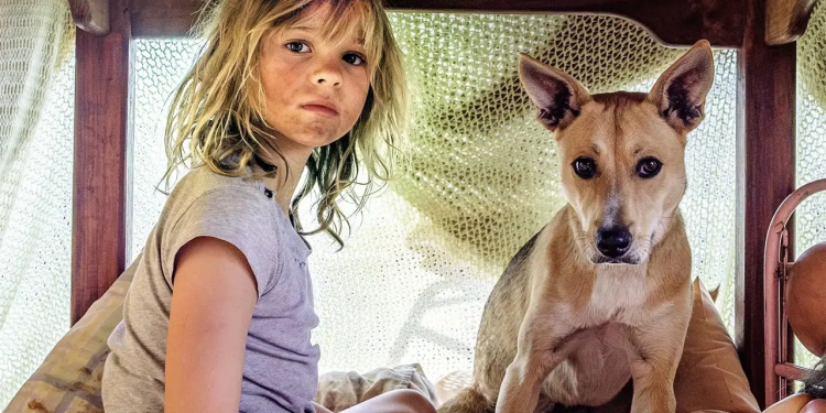 Embeth Davidtz'in Beğeni Toplayan Filmi 'Don't Let's Go to the Dogs Tonight' Netflix'te Yayınlanacak 1 Embeth Davidtz’in Beğeni Toplayan Filmi ‘Don’t Let’s Go to the Dogs Tonight’ Netflix’te Yayınlanacak